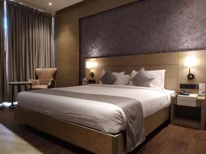 MothiMahal Residency Thrissur客房内的一张或多张床位