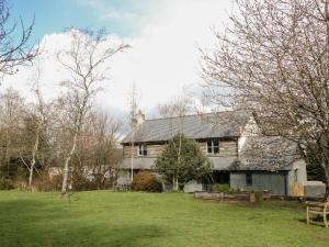 an old house with a yard in front of it at Spring Park Farmhouse in Launceston