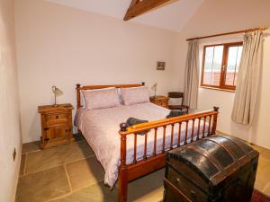 A bed or beds in a room at Honey Buzzard Barn