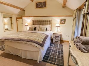 une chambre avec un grand lit dans une pièce dans l'établissement Pen Y Bryn Cottage, à Llandudno Junction