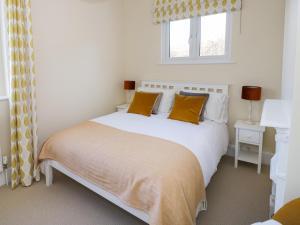 A bed or beds in a room at Chalk Cottage
