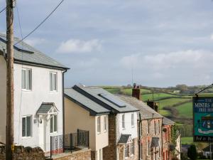 una fila de casas con paneles solares en sus tejados en Exmoor View, en South Molton
