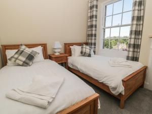 A bed or beds in a room at Coquet View Apartment