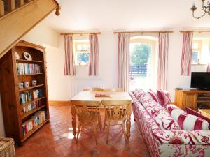 ein Wohnzimmer mit einem Sofa und einem Tisch in der Unterkunft Owl's Roost in Alford