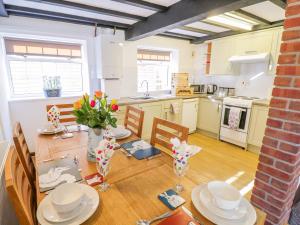 a kitchen and dining room with a table and chairs at Ty Haf in Caersws