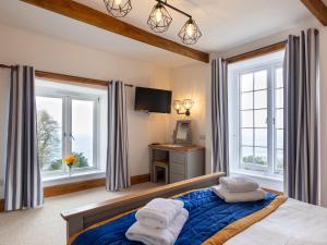 una camera con un letto e due finestre di Bayview Terrace a Lynton