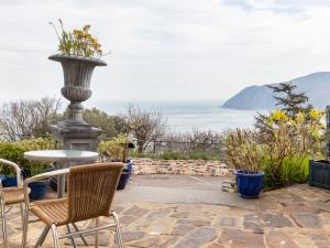 un patio con tavolo, sedie e vista sull'oceano di Bayview Terrace a Lynton