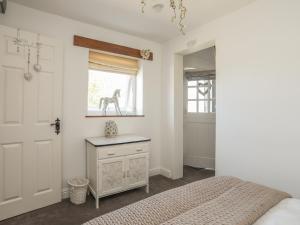 un dormitorio con una cama y una ventana en Hen Gilfach Stable, en Llanrhwydrys