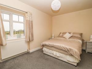 - une chambre avec un lit et une fenêtre dans l'établissement Derwent House Farm, à Malton