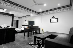 Televiisor ja/või meelelahutuskeskus majutusasutuses Liwa - The Transit Hotel, Bengaluru