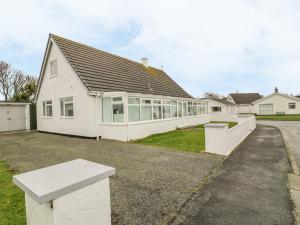a white house with a lot of windows at Ty Taid in Rhosneigr