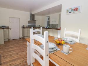 une cuisine avec une table en bois et des plaques de cuisson. dans l'établissement Southpoint, à Bridlington