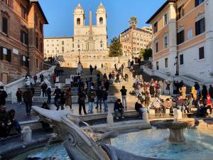 ローマにあるCampo Marzio Exclusive Maisonの都会の噴水を歩く人々