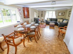 uma sala de estar com uma mesa e cadeiras e um sofá em The Cottage em Skegness