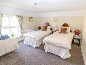 une chambre avec deux lits et une fenêtre dans l'établissement The Cottage, à Skegness