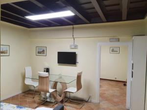 Televízia a/alebo spoločenská miestnosť v ubytovaní Campo Marzio Exclusive Maison