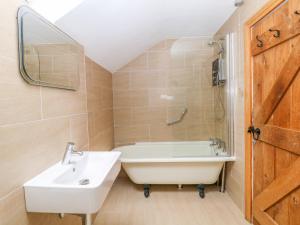 un bagno con vasca, lavandino e vasca da bagno di Monk's Cottage a Buxton Altre 21 foto