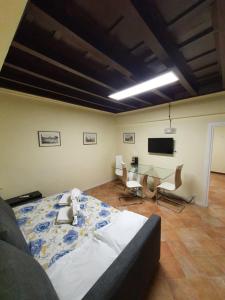 ローマにあるCampo Marzio Exclusive Maisonのベッドルーム1室(ベッド1台、テーブル、椅子付)
