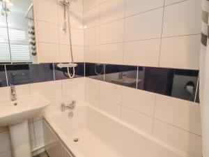 Et badeværelse på Cloverleaf Cottage + 10 billeder