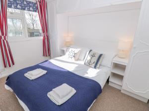 a bedroom with a bed with towels on it at The Borrowers in Dartmouth