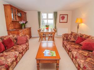 uma sala de estar com um sofá e uma mesa em West Burnbank em Hexham
