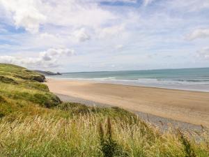 una playa de arena con el océano en el fondo en Maerdy Cwtch, en Haverfordwest