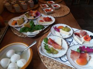 un grupo de platos de comida en una mesa en Agriturismo Cascina Pezzolo en Lodi