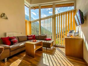 Apart Silvana في لانغنفلد: غرفة معيشة مع أريكة ونافذة كبيرة