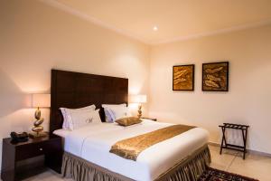 En eller flere senge i et værelse på Mikhael's Hotel