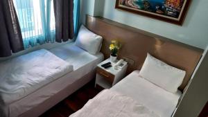 Кровать или кровати в номере Metrolux Hotel