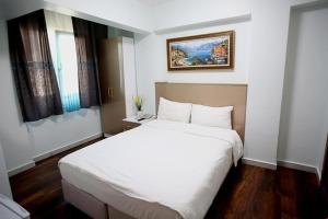 Кровать или кровати в номере Metrolux Hotel