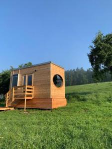 une petite maison assise dans un champ d'herbe dans l'établissement Garnecker Galloways, à Reut