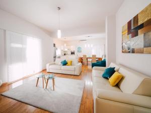 Posedenie v ubytovaní Spacious apartment with swimming pool + 24 fotografií