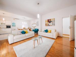 Kuchyňa alebo kuchynka v ubytovaní Spacious apartment with swimming pool