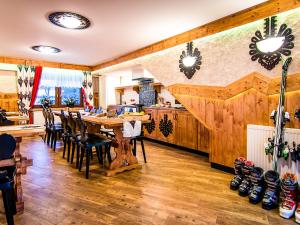 a dining room with a table and chairs at Gościniec Stopków Agroturystyka in Biały Dunajec