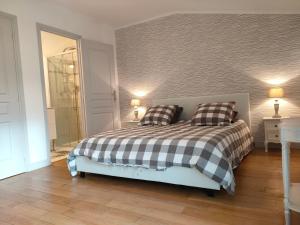 sypialnia z łóżkiem z 2 poduszkami w obiekcie Domaine de Panissac w mieście Berneuil