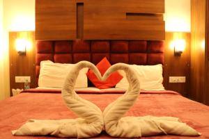 Giường trong phòng chung tại Hotel Pushap Palace