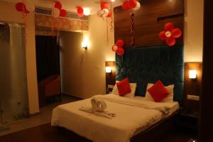 Hotel Pushap Palace客房内的一张或多张床位