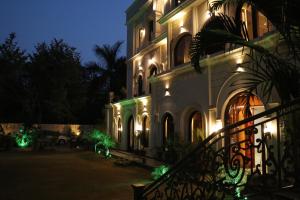 ein Gebäude mit Lichtern in der Nacht in der Unterkunft Hotel Pushap Palace in Patiala