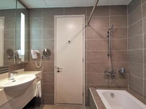 Vannituba majutusasutuses Trinidad Suites Johor, Trademark Collection by Wyndham