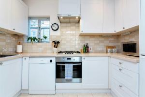 Cuisine ou kitchenette dans l'établissement Veeve - Charming Hampstead Apartment