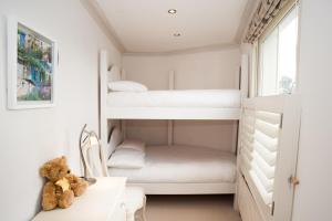 ロンドンにあるVeeve - King's Road Roof Terraceの二段ベッドとデスクが備わる小さな客室です。