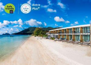 ein Resort am Strand mit den Worten Elite plus plus in der Unterkunft Blue Tao Beach Hotel - SHA Plus in Ko Tao