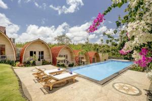 a swimming pool in the middle of a yard at Puri Sadewa Balangan in Jimbaran