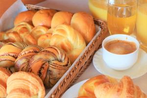 two baskets filled with buns and a cup of coffee at Hyper Hotel Komatsu in Komatsu