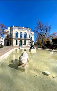 ブルゴスにあるApartamento Turistico Plaza Mayorの建物前の噴水中の像