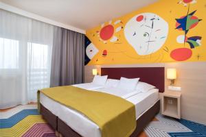 מיטה או מיטות בחדר ב-Kolping Hotel Spa & Family Resort