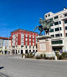 ブルゴスにあるGrand Plaza Mio Cidの建物前の馬像