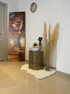 a room with a vase of flowers and a painting at KEYS&HOME L’escapade Parisienne - T2 Cosy & Confort in Le Raincy