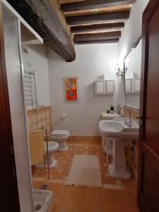 y baño con aseo, lavamanos y aseo. en Casa Vacanze Carducci en San Casciano dei Bagni